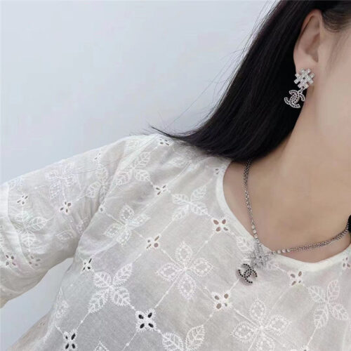 High Quality Luxury Chanel Small Luxury Necklace alternate view