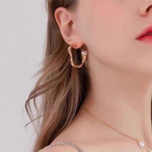 High Quality Luxury Celine Curve Pearl Earrings product detail