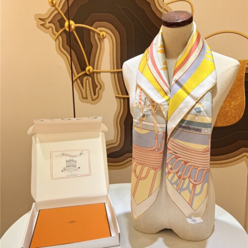 High Quality Luxury Hermes 90Cm Reversible Square Towel alternate view