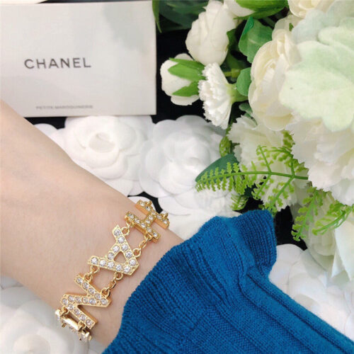 High Quality Luxury Chanel Gold Letter Bracelet product detail