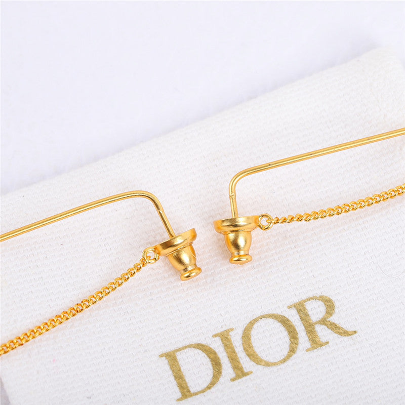 High Quality Luxury Dior Pearl Earrings product detail