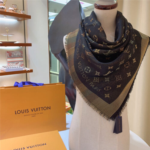 High Quality Luxury Louis Vuitton Monogram Letter Shawl alternate view