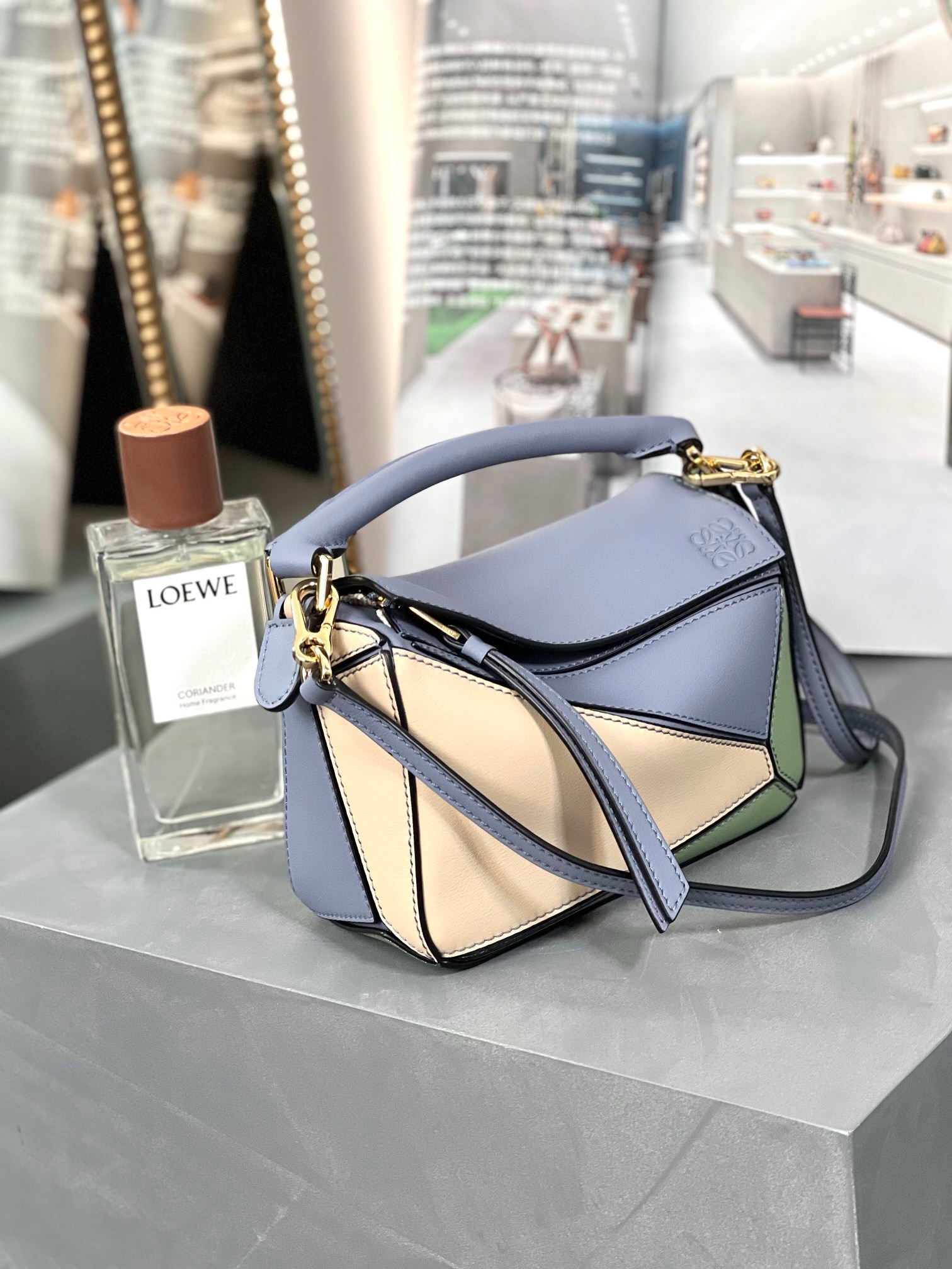 High Quality Luxury Loewe Simple Atmosphere Mini Handbag product detail