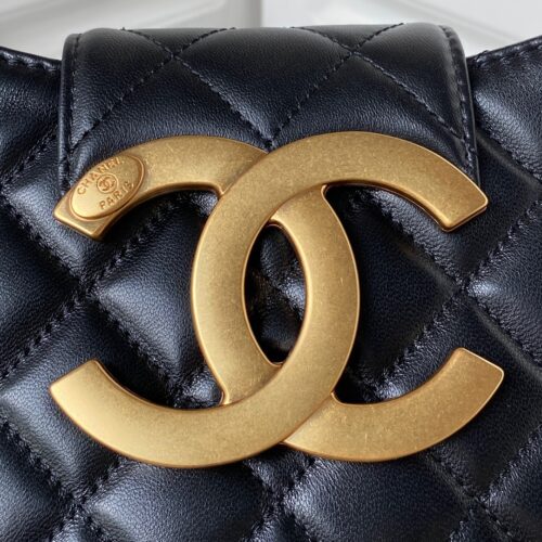 CHANEL Lambskin Quilted CC Messenger Black product photo 3