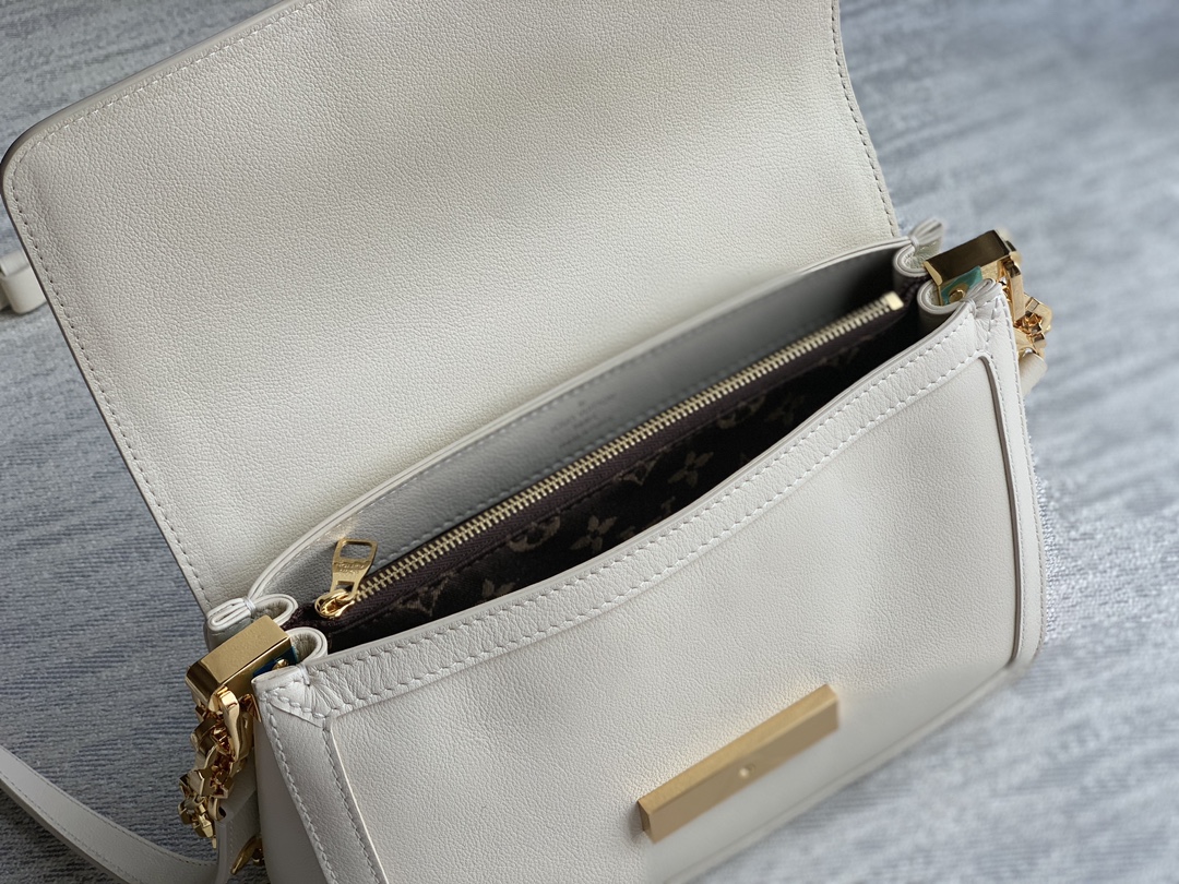 High Quality Luxury Louis Vuitton Dauphine Soft Medium product detail