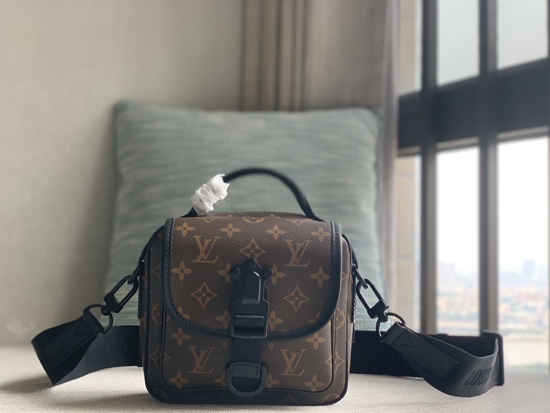 High Quality Luxury Louis Vuitton Quest Bag