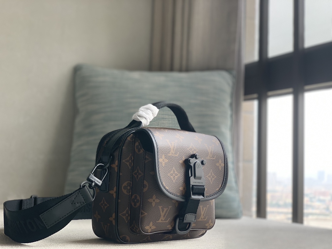 High Quality Luxury Louis Vuitton Quest Bag product detail
