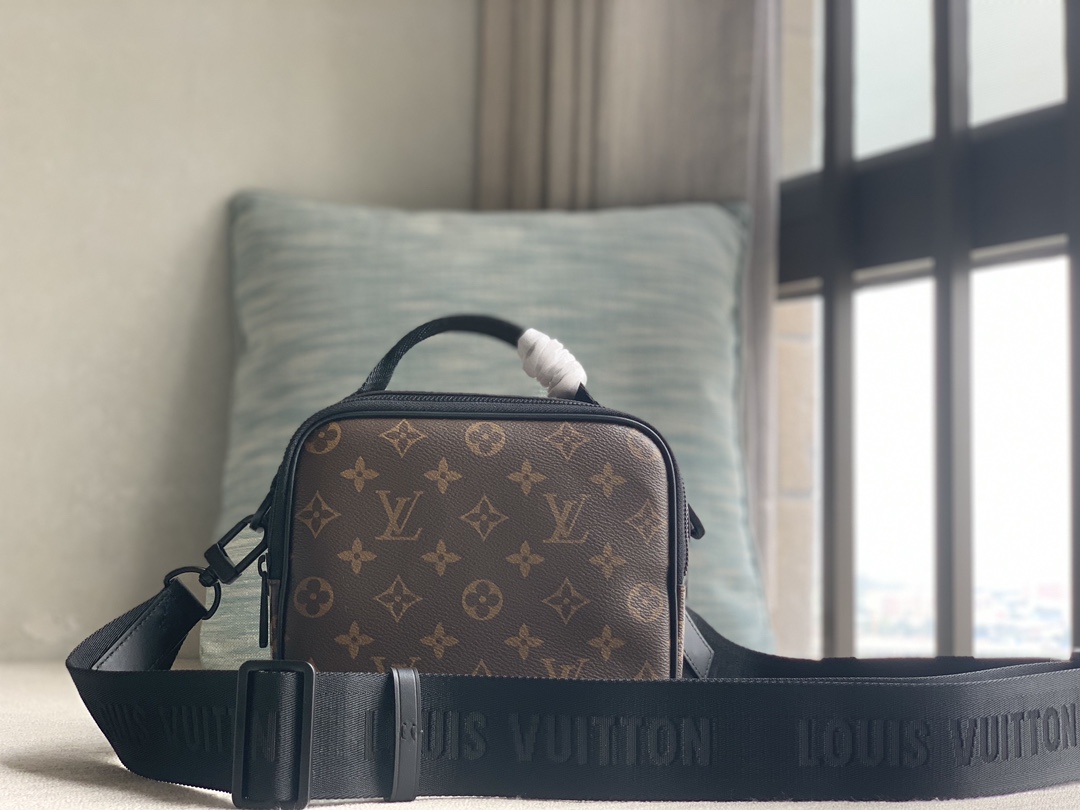 High Quality Luxury Louis Vuitton Quest Bag product detail
