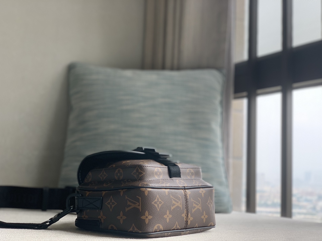 High Quality Luxury Louis Vuitton Quest Bag product detail