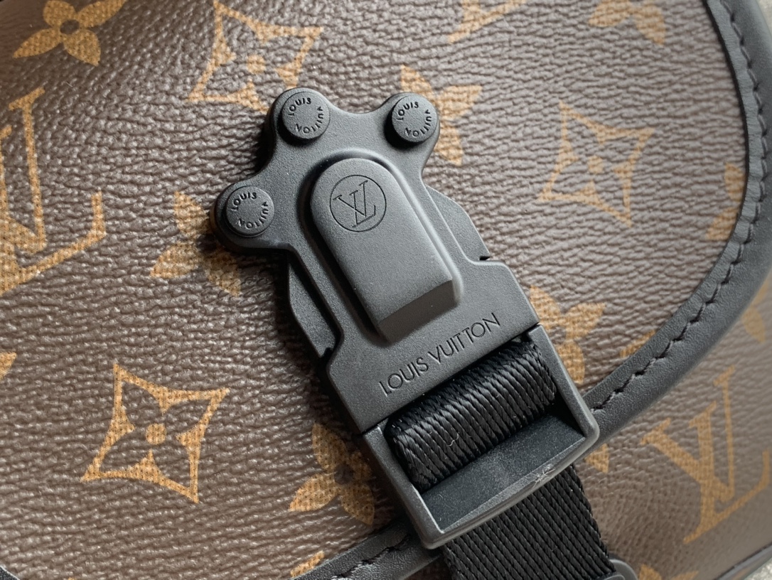 High Quality Luxury Louis Vuitton Quest Bag product detail