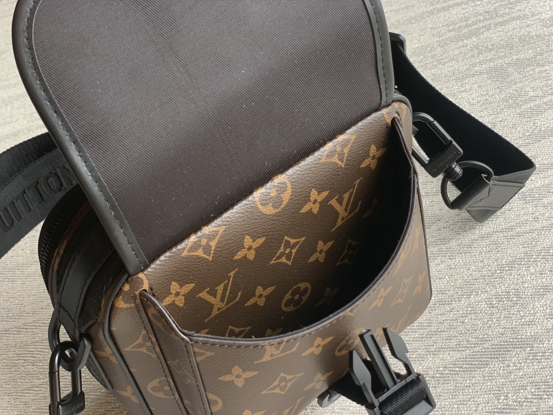 High Quality Luxury Louis Vuitton Quest Bag product detail