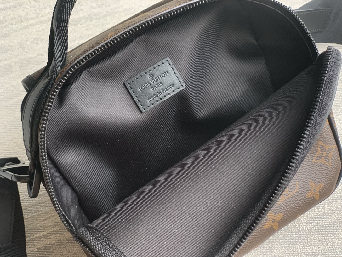 High Quality Luxury Louis Vuitton Quest Bag product detail