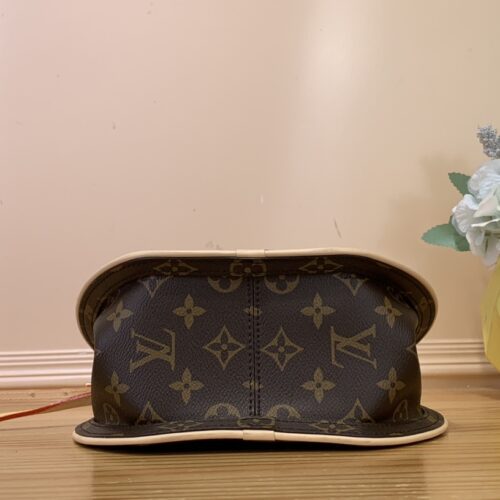 Louis Vuitton Around Me Bag product photo 4