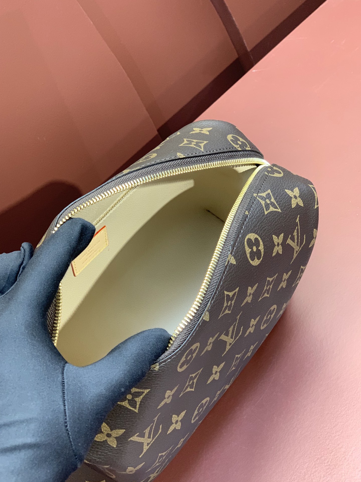 High Quality Luxury Louis Vuitton Makeup Bag – Style 42980 product detail