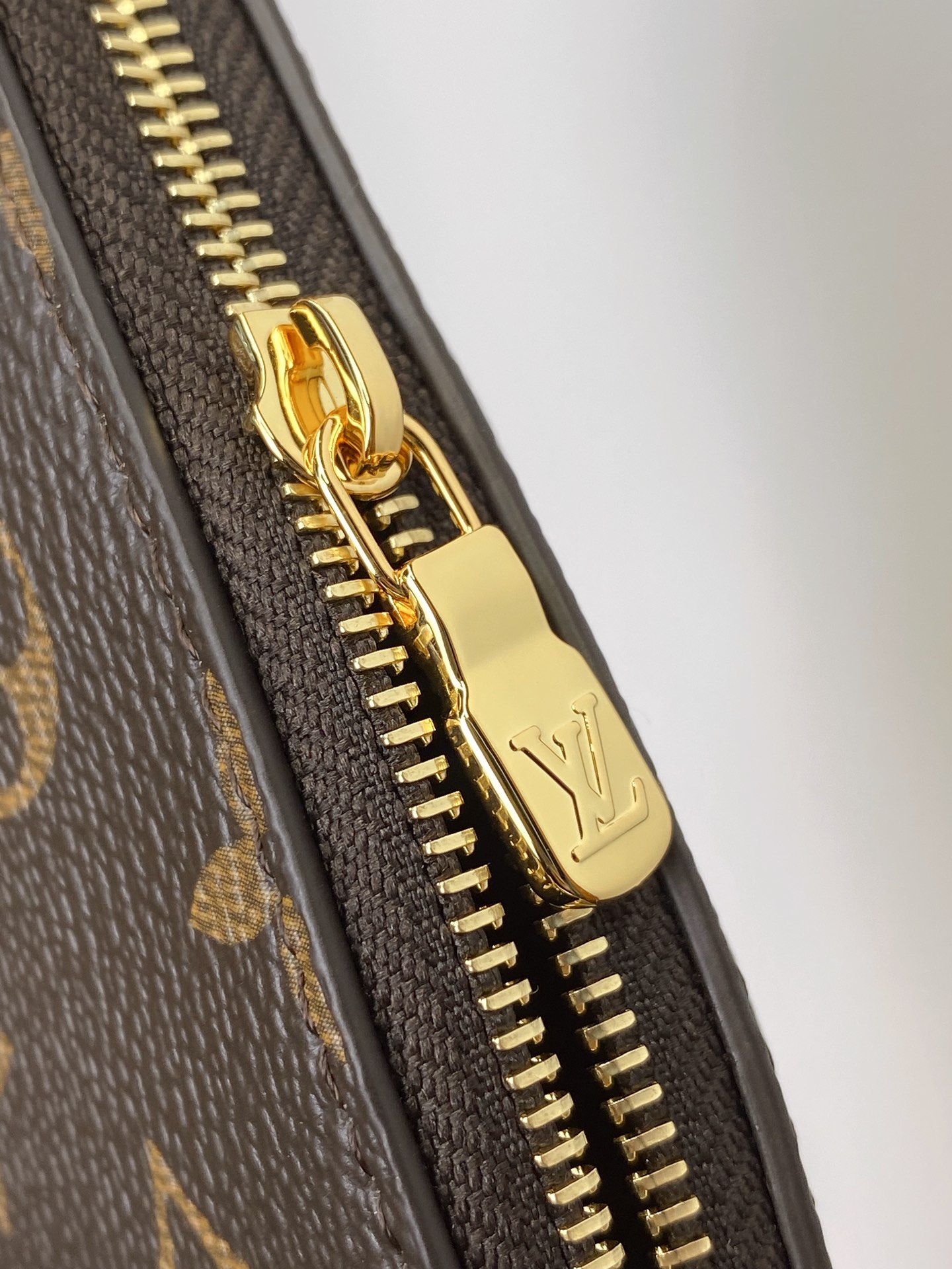 High Quality Luxury Louis Vuitton Makeup Bag – Style 43030 product detail