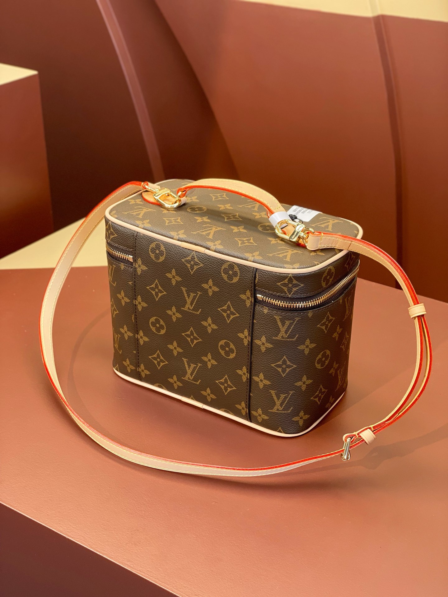 High Quality Luxury Louis Vuitton Makeup Bag – Style 43072 product detail