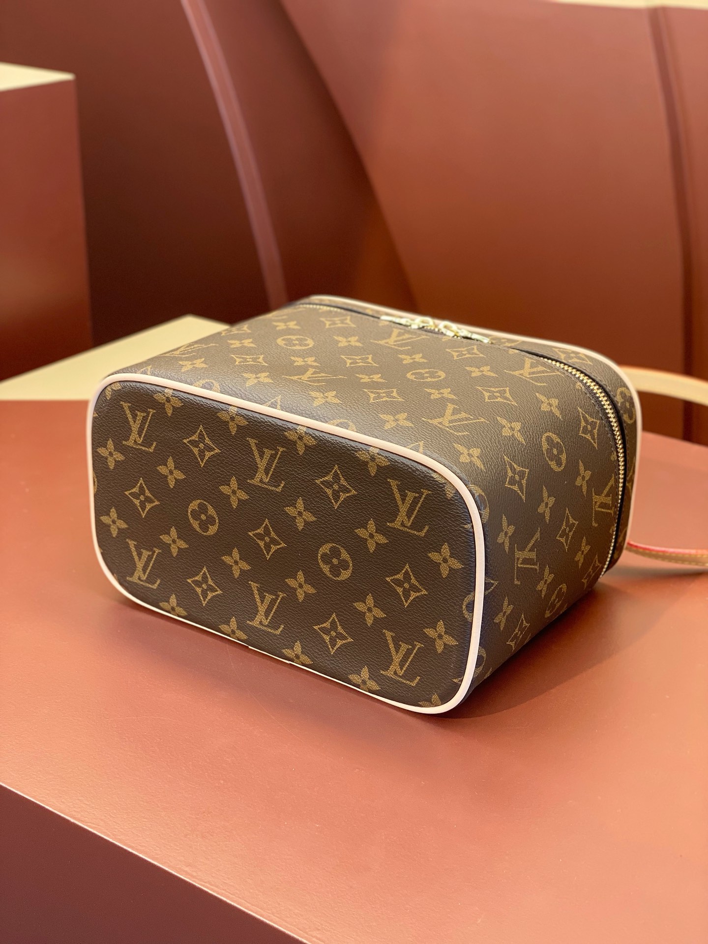 High Quality Luxury Louis Vuitton Makeup Bag – Style 43072 product detail