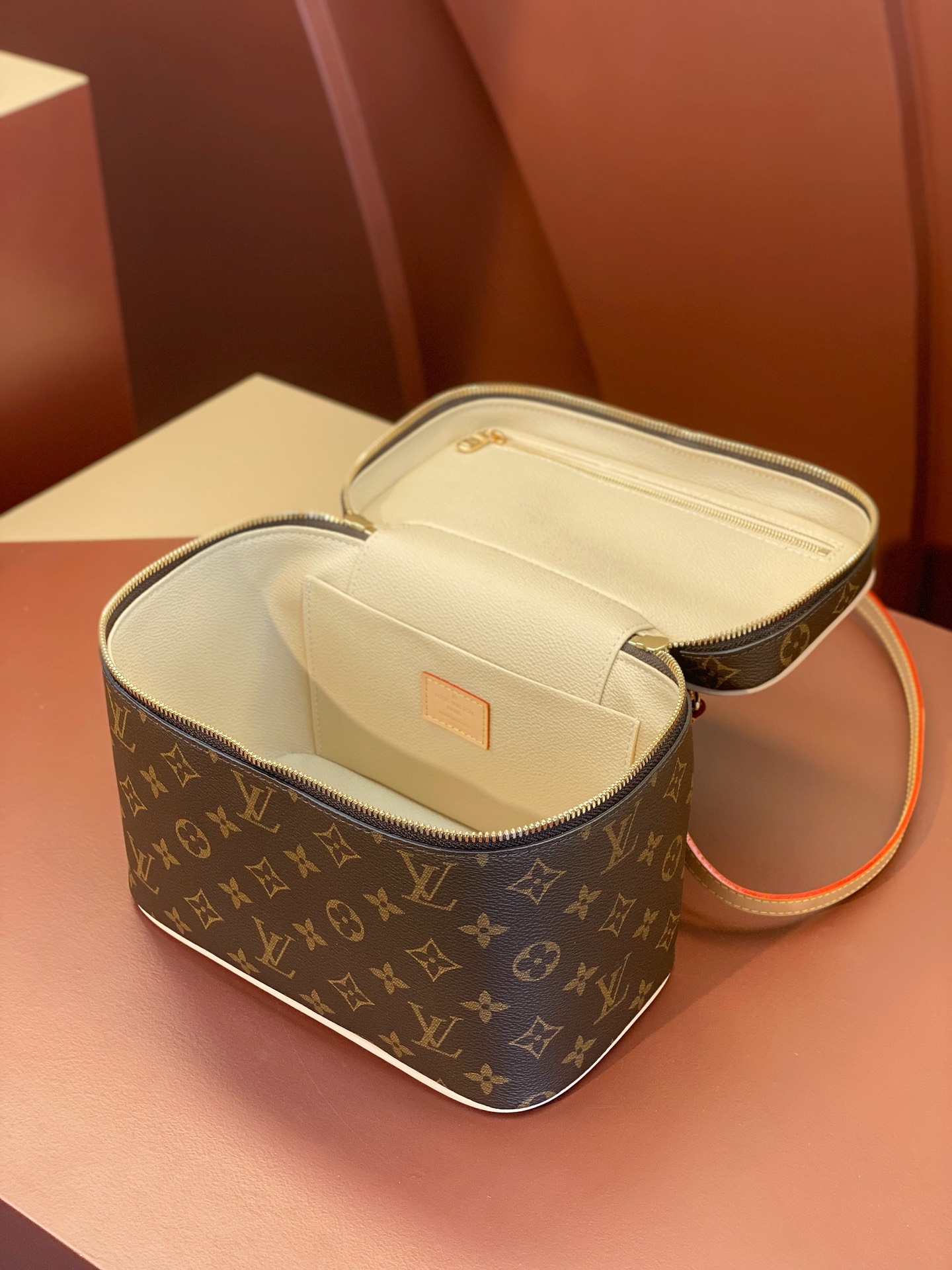 High Quality Luxury Louis Vuitton Makeup Bag – Style 43072 product detail