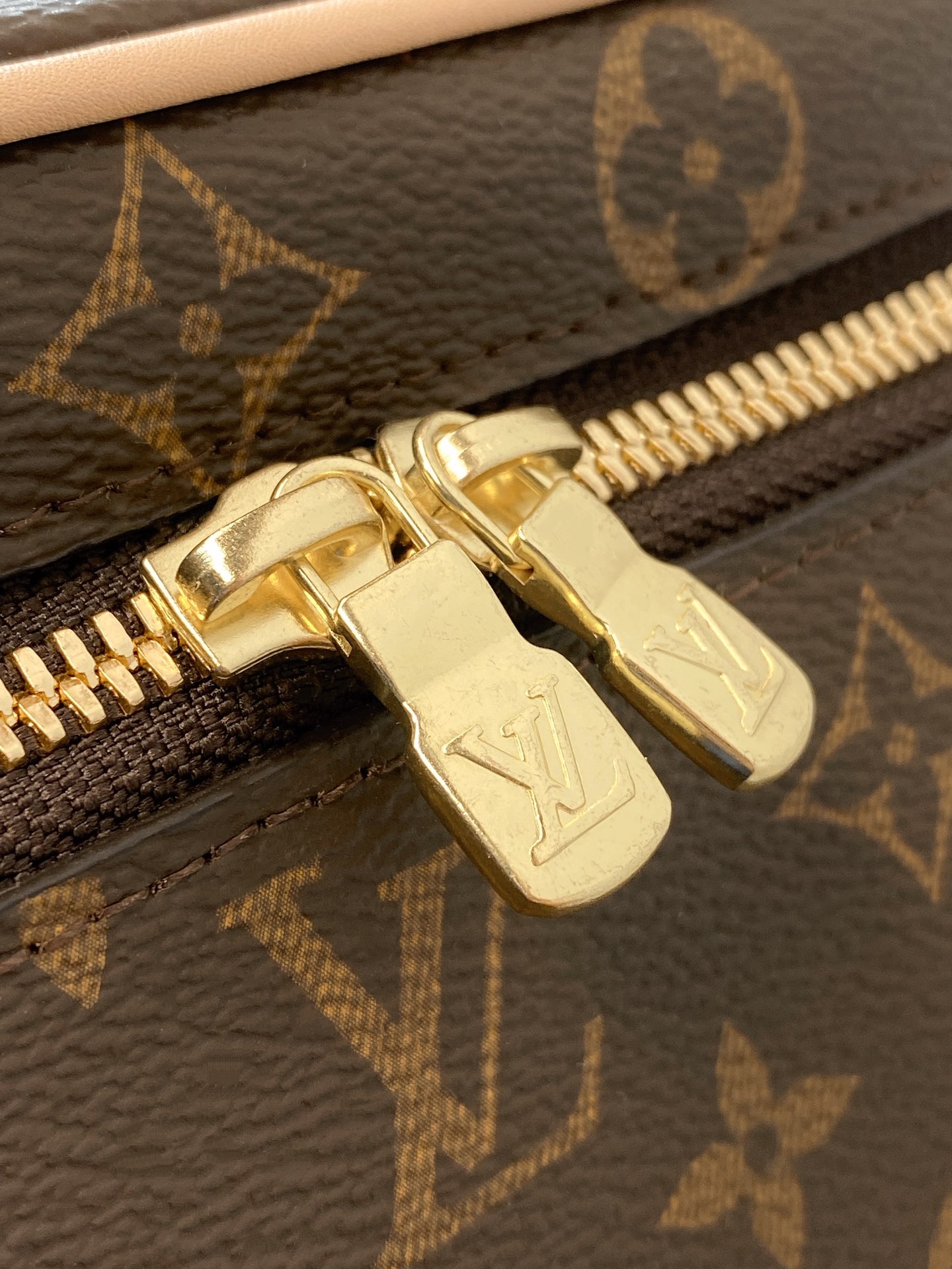 High Quality Luxury Louis Vuitton Makeup Bag – Style 43072 product detail