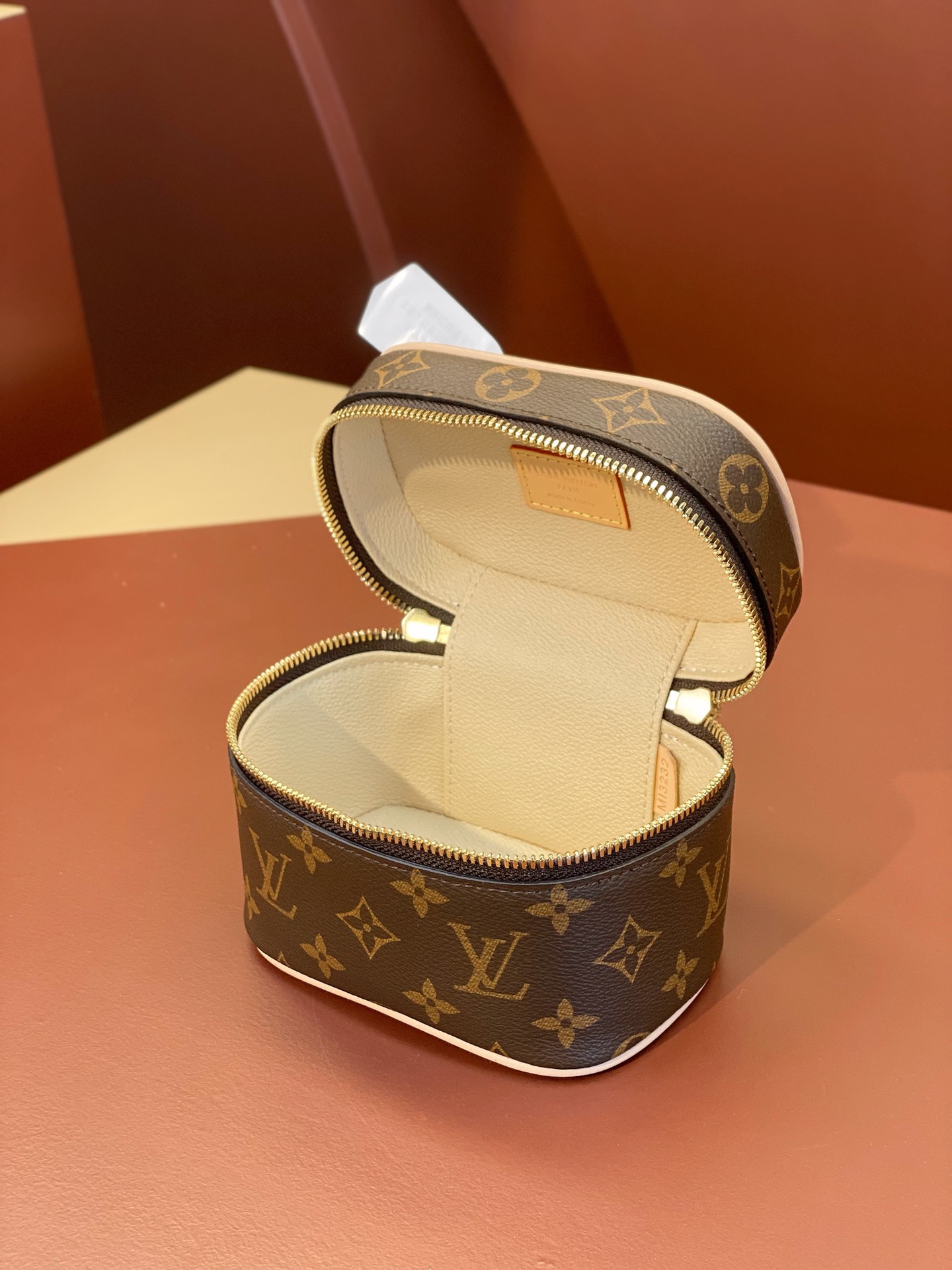 High Quality Luxury Louis Vuitton Makeup Bag – Style 43073 product detail