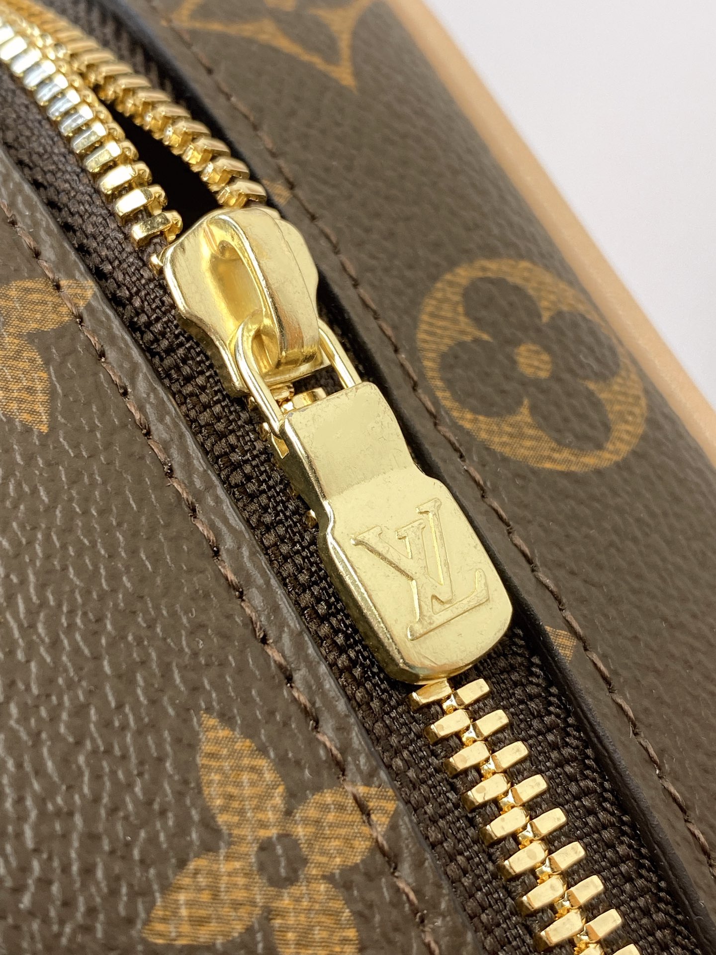High Quality Luxury Louis Vuitton Makeup Bag – Style 43073 product detail
