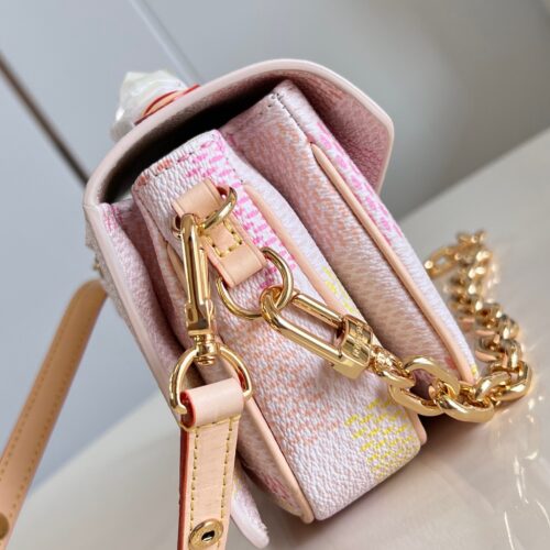 Louis Vuitton Pochette Métis East West product photo 2