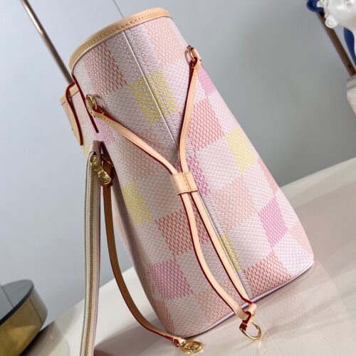 Louis Vuitton Neverfull product photo 3