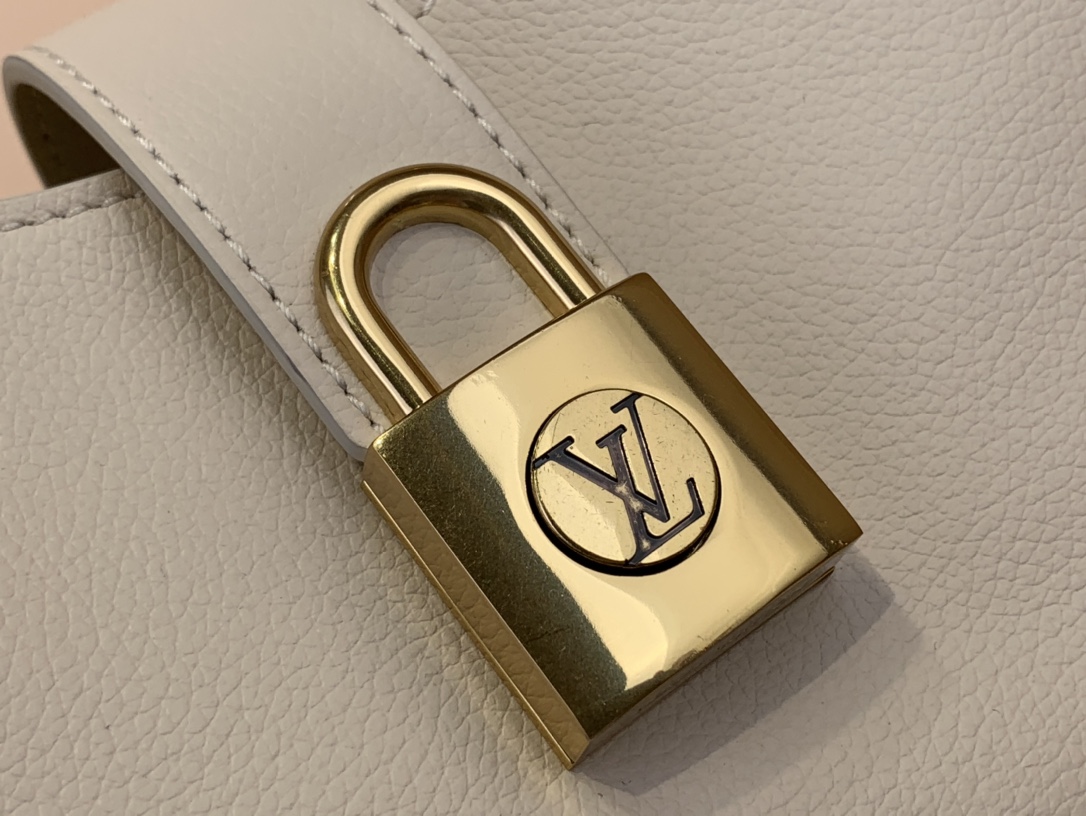 High Quality Luxury Louis Vuitton Low Key Shoulder – Style 43671 product detail