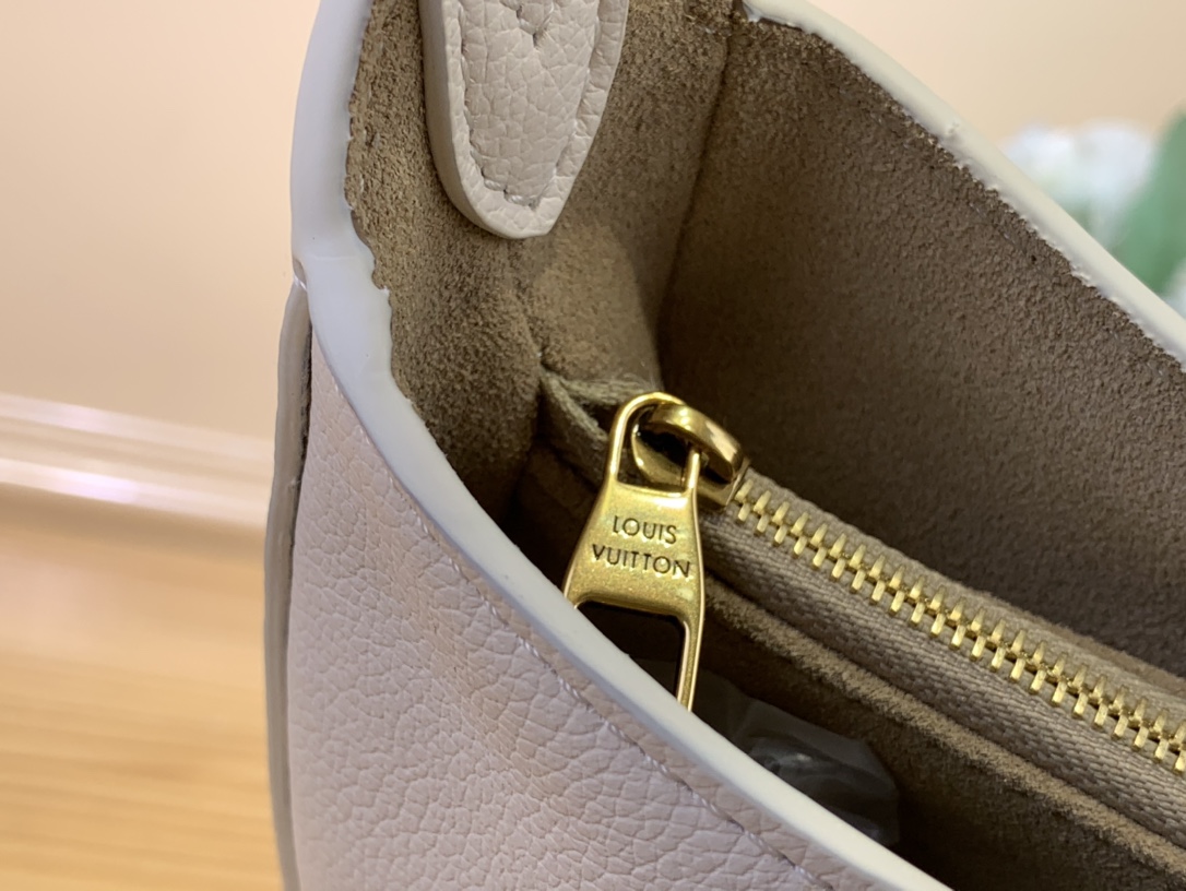 High Quality Luxury Louis Vuitton Low Key Shoulder – Style 43671 product detail