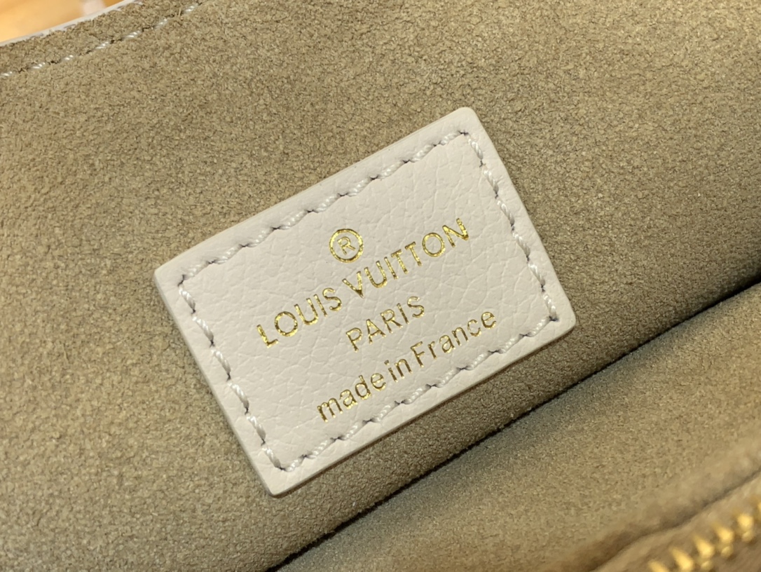 High Quality Luxury Louis Vuitton Low Key Shoulder – Style 43671 product detail