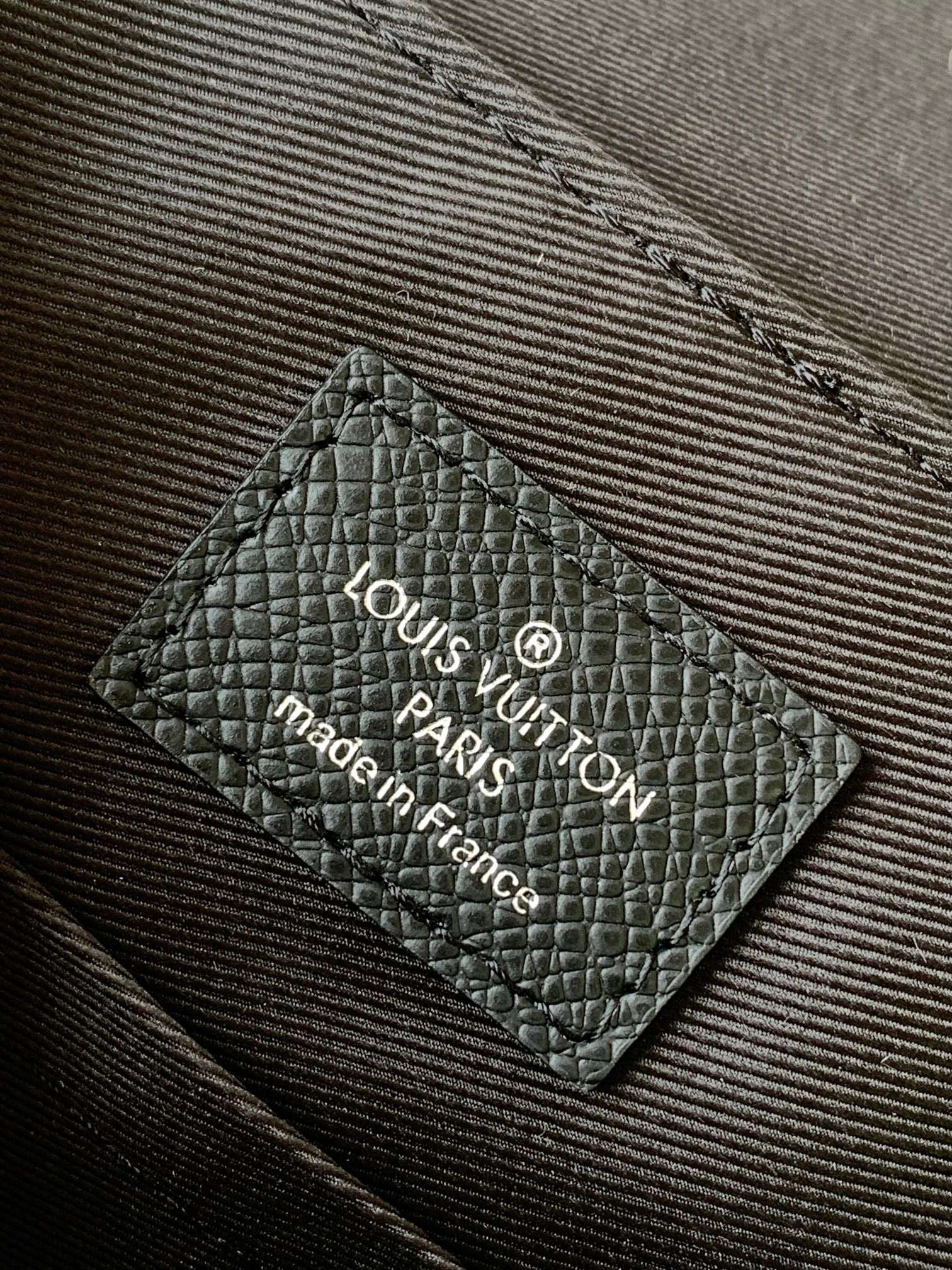 High Quality Luxury Louis Vuitton District PM LV M30850 product detail