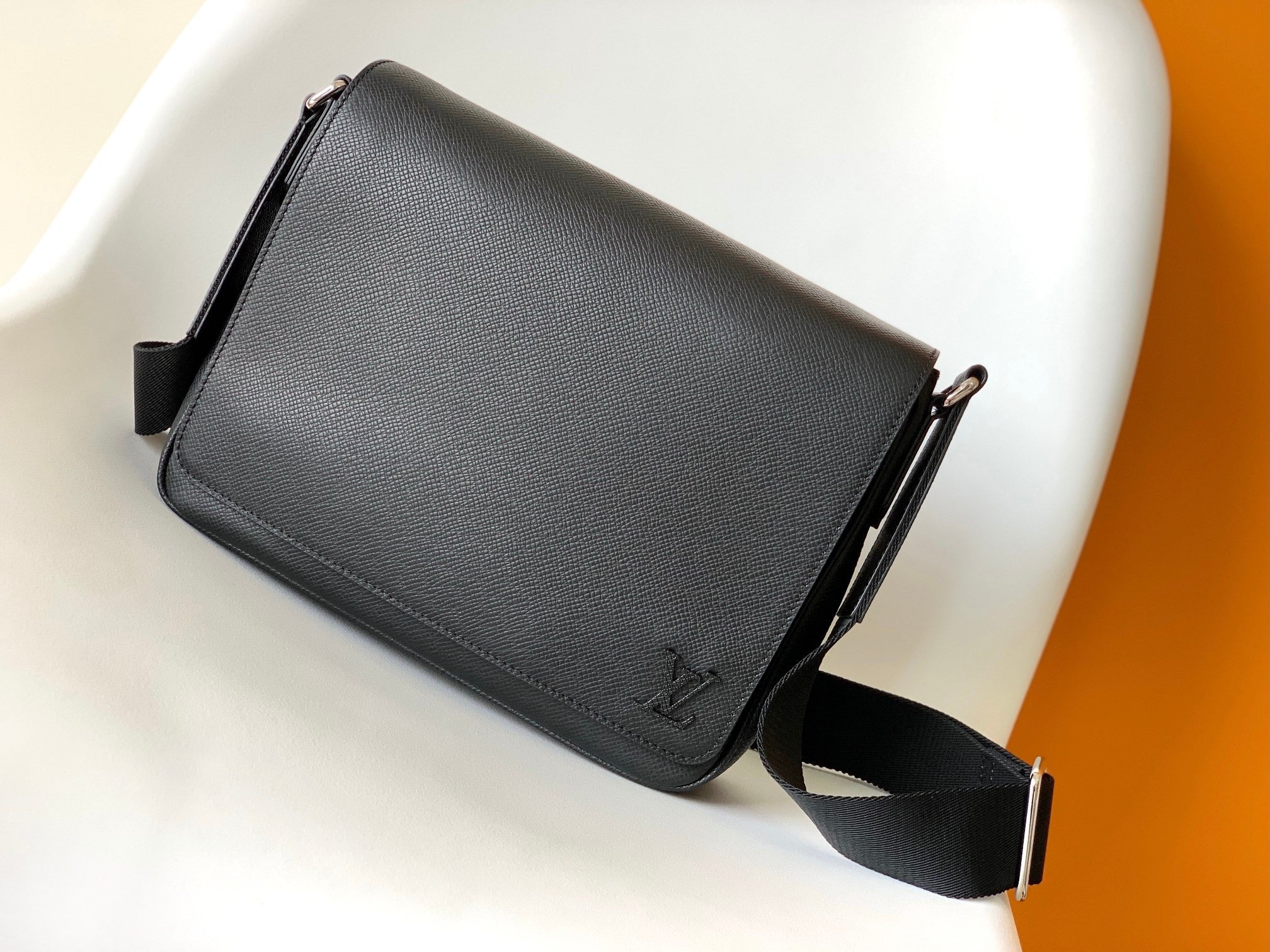 High Quality Luxury Louis Vuitton District PM LV M30850