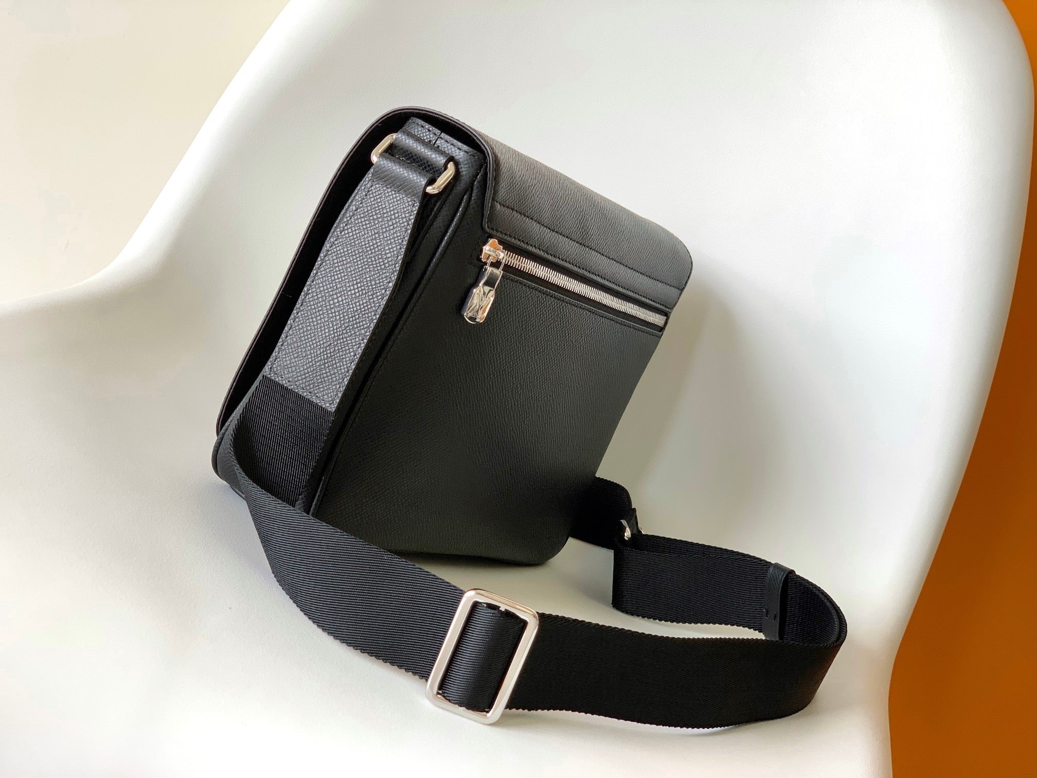 High Quality Luxury Louis Vuitton District PM LV M30850 product detail