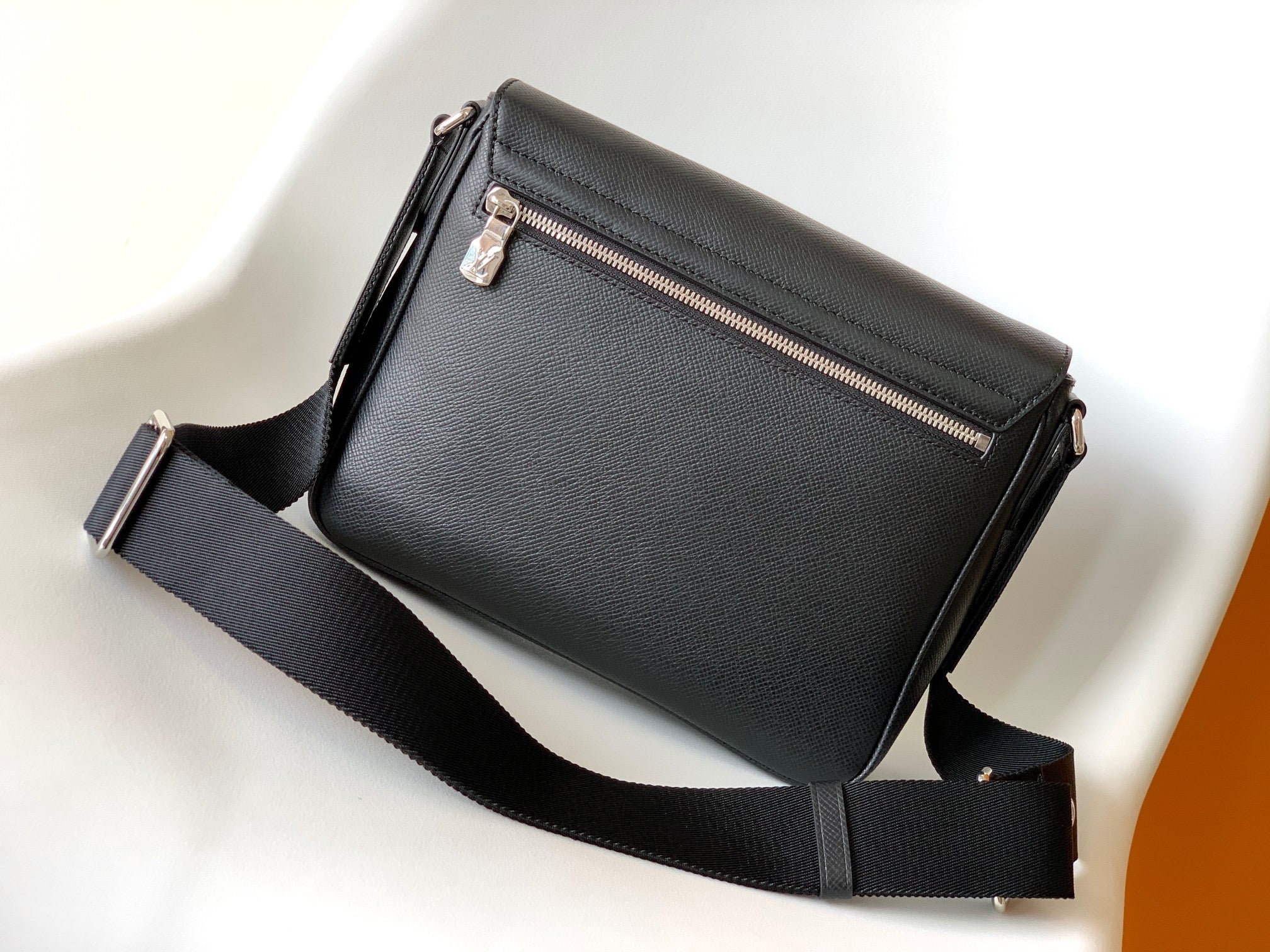 High Quality Luxury Louis Vuitton District PM LV M30850 product detail