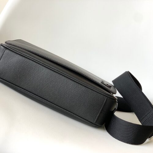High Quality Luxury Louis Vuitton District PM LV M30850 product detail