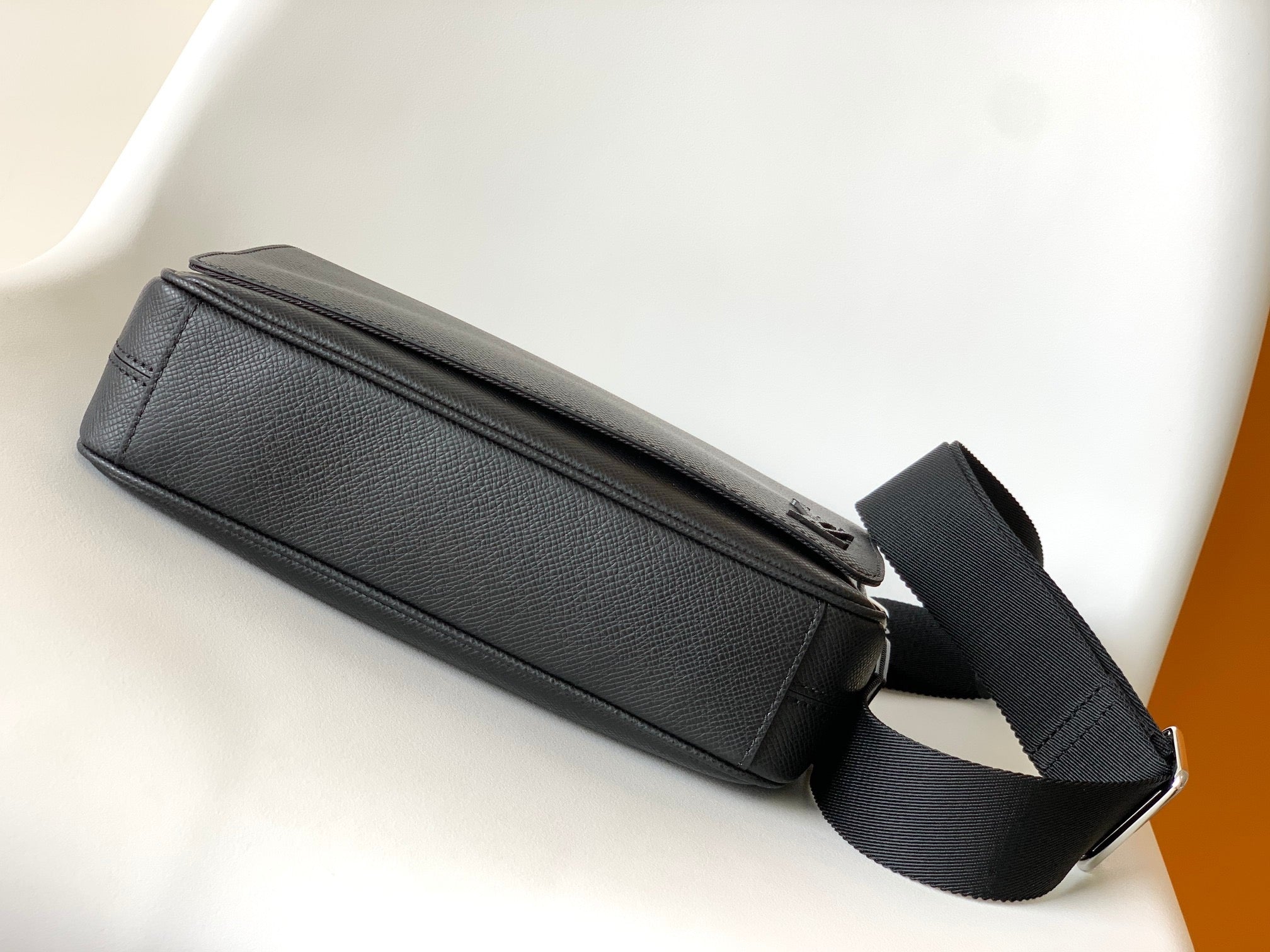High Quality Luxury Louis Vuitton District PM LV M30850 product detail