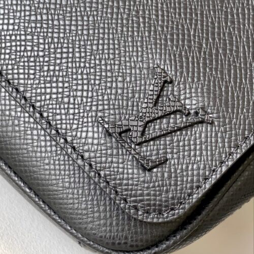 High Quality Luxury Louis Vuitton District PM LV M30850 product detail