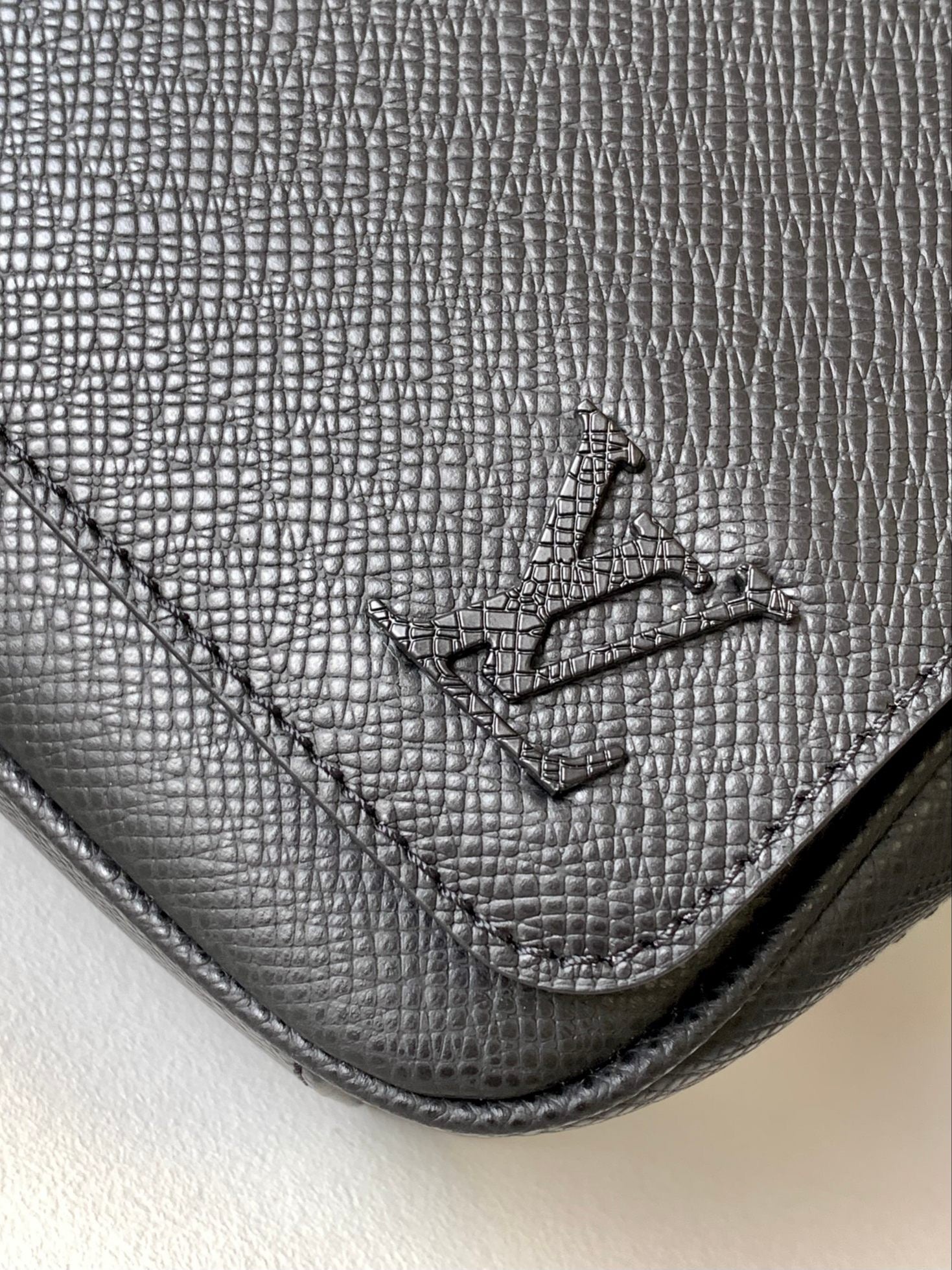 High Quality Luxury Louis Vuitton District PM LV M30850 product detail