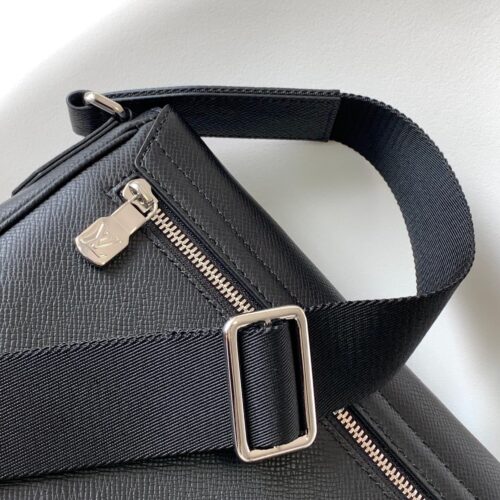 High Quality Luxury Louis Vuitton District PM LV M30850 product detail