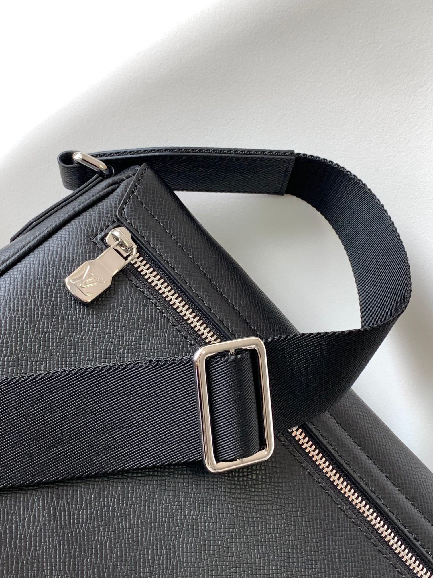 High Quality Luxury Louis Vuitton District PM LV M30850 product detail