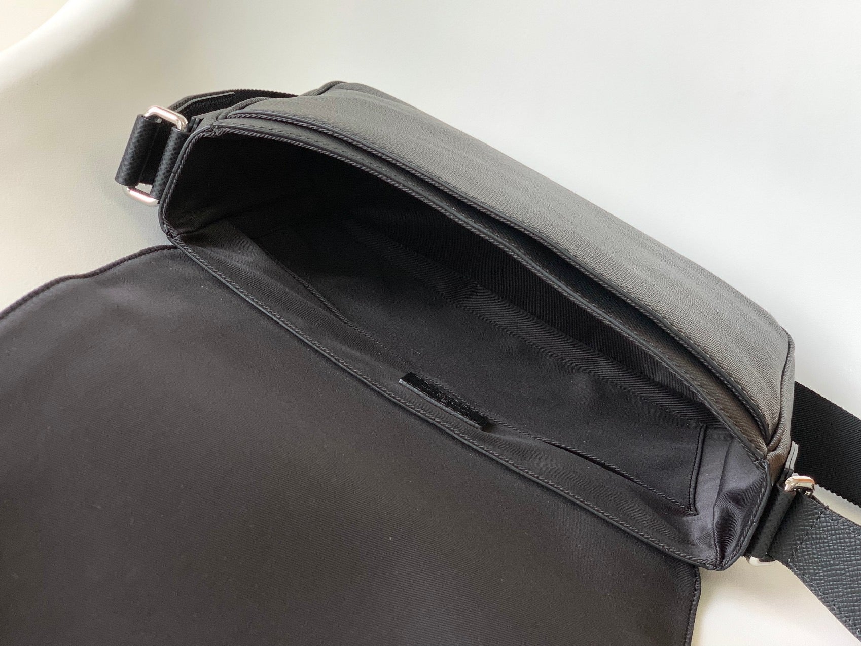 High Quality Luxury Louis Vuitton District PM LV M30850 product detail