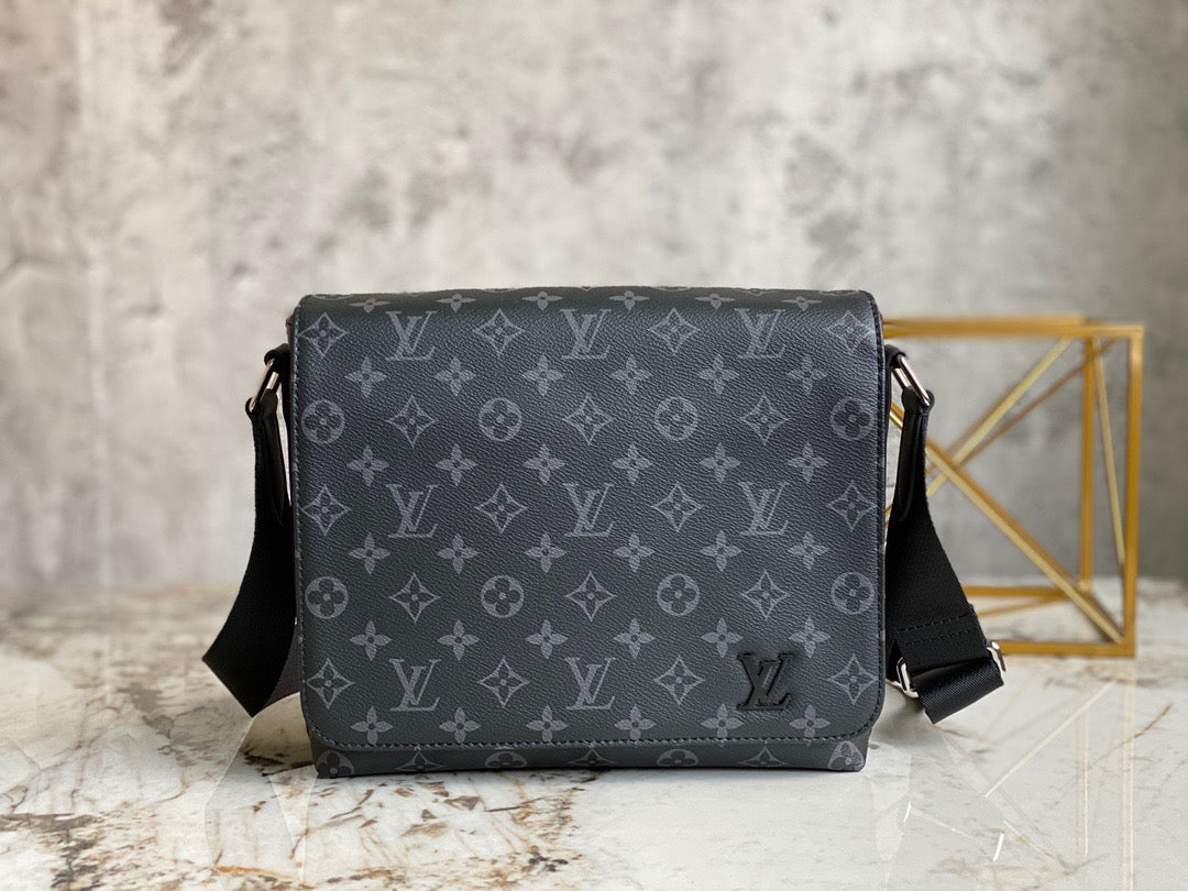 High Quality Luxury Louis Vuitton District PM LV M45272