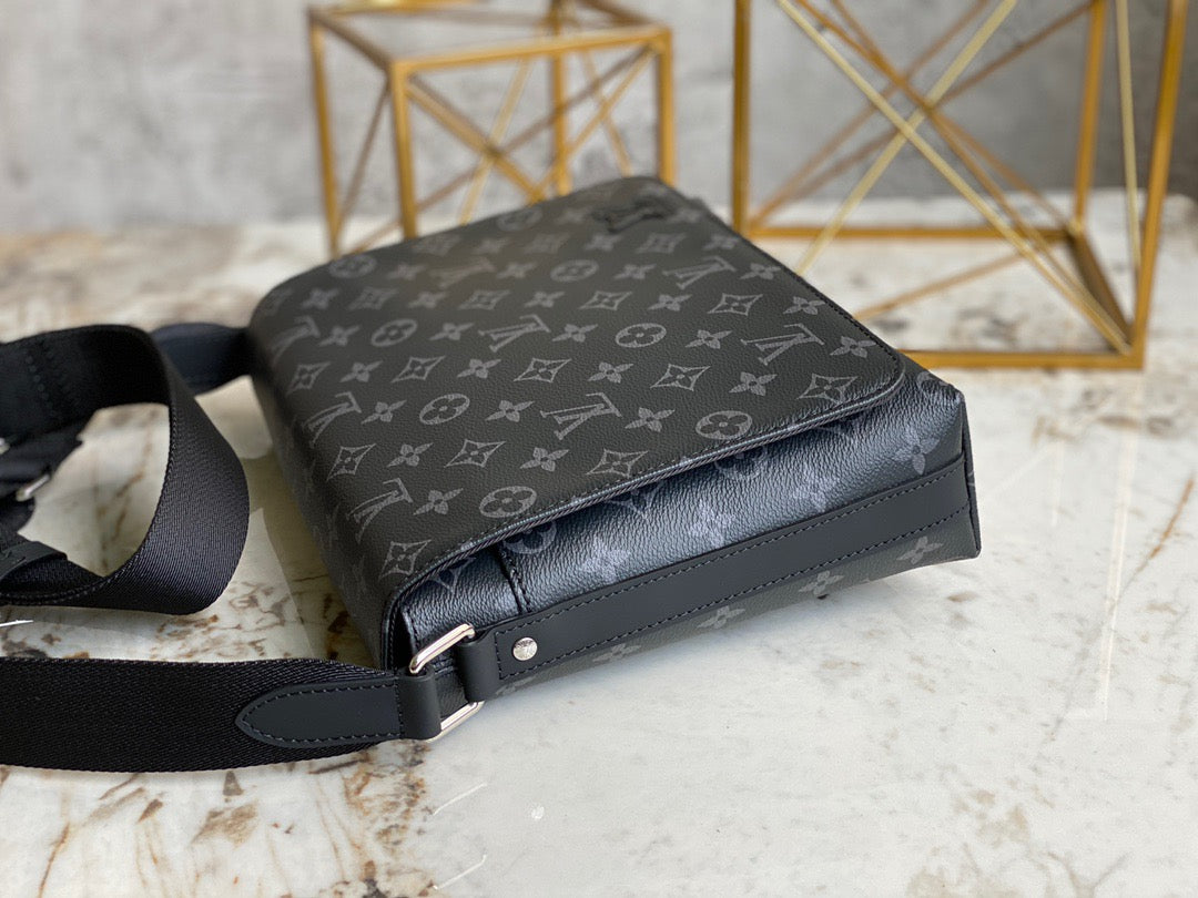 High Quality Luxury Louis Vuitton District PM LV M45272 product detail