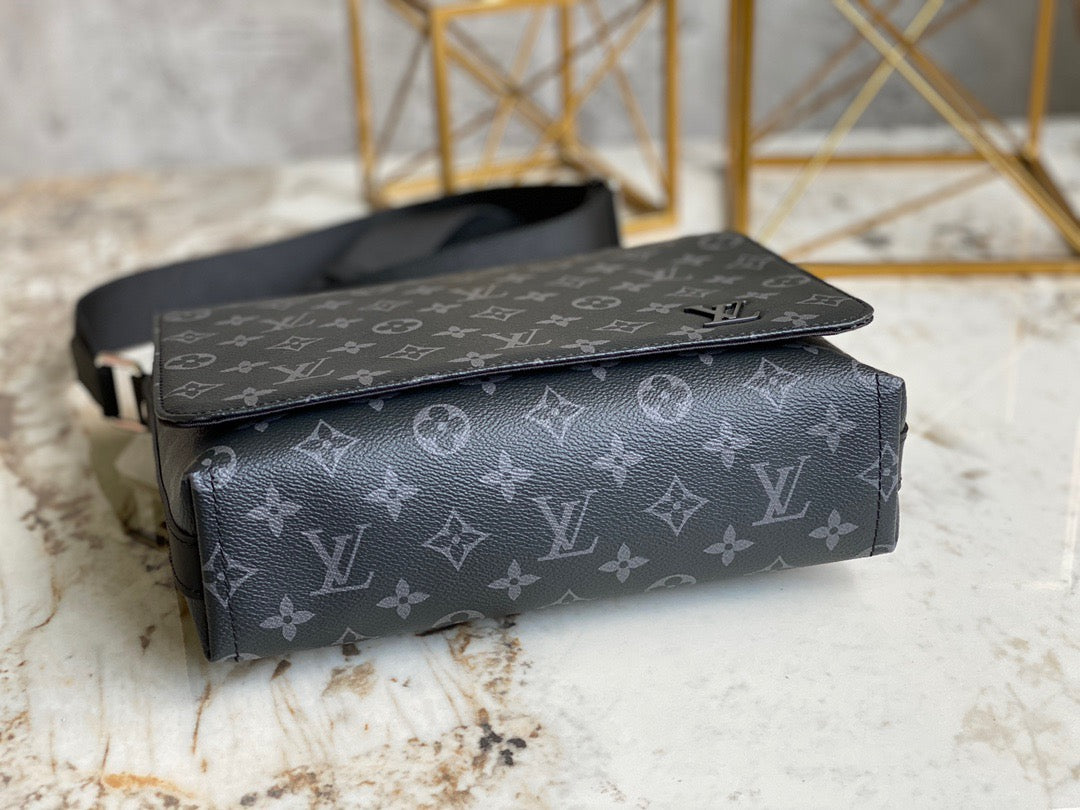 High Quality Luxury Louis Vuitton District PM LV M45272 product detail