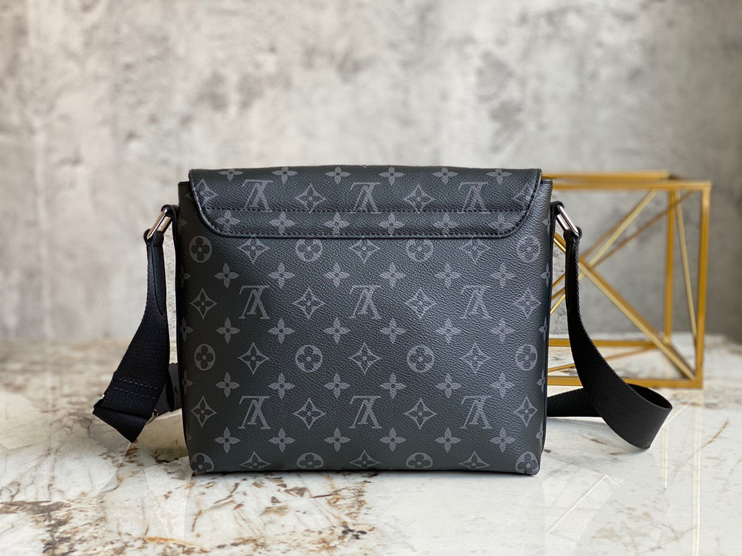 High Quality Luxury Louis Vuitton District PM LV M45272 product detail