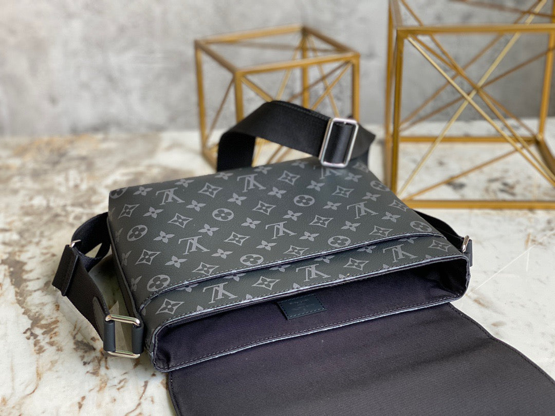 High Quality Luxury Louis Vuitton District PM LV M45272 product detail