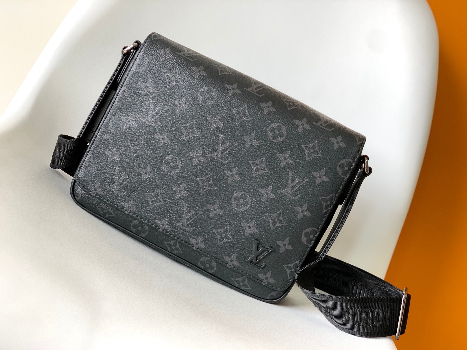 High Quality Luxury Louis Vuitton District PM LV M46255