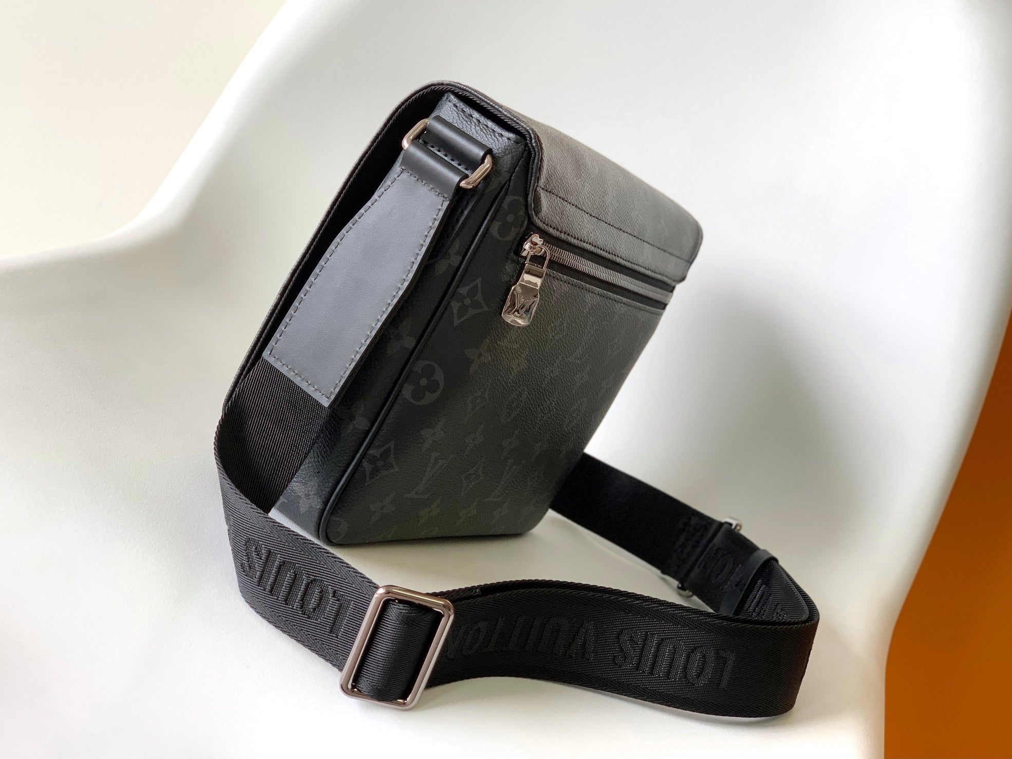 High Quality Luxury Louis Vuitton District PM LV M46255 product detail