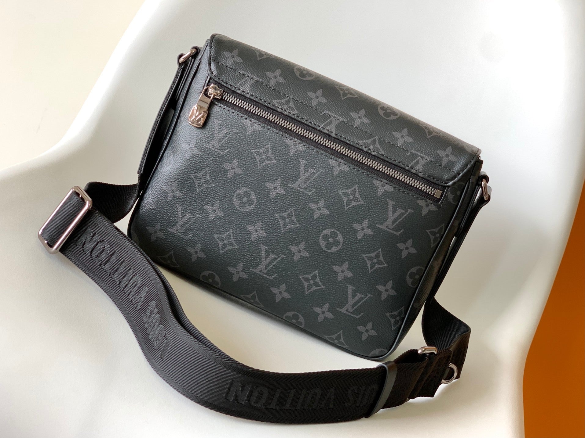 High Quality Luxury Louis Vuitton District PM LV M46255 product detail