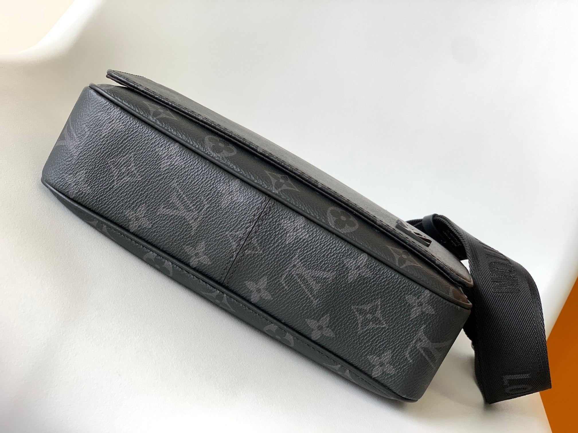 High Quality Luxury Louis Vuitton District PM LV M46255 product detail